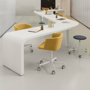Poltroncine Cut intorno a un tavolo da pranzo