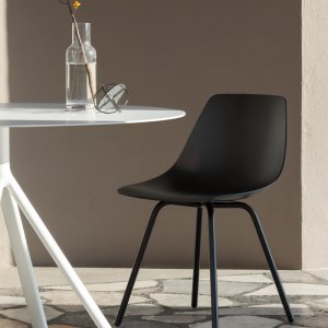 Miunn con gambe in legno e poggiapiedi in acciaio