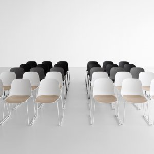 Variante SOFT della sedia Seela con sovrascocca imbottita