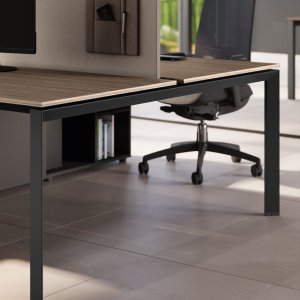 Desking-bench operativo 5th Element di Las Mobili su gambe a ponte trapezoidali in acciaio trafilato