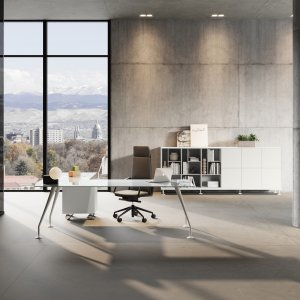 Scrivania design Énosi di Nikolas Chachamis in un ufficio direzionale luminoso