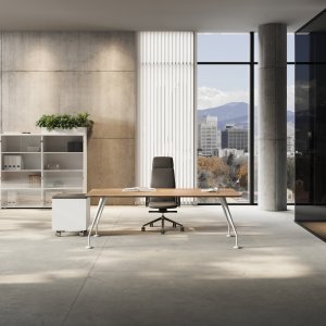 Scrivania design Énosi Las Mobili con piano in vetro retrolaccato Bianco Extra e gambe coniche cromate