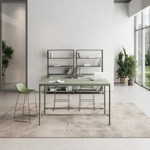 Workstation operativa Fil Rouge di Las Mobili con profilo rosso sul bench e telaio in alluminio muschio