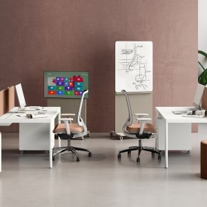 Dettaglio del profilo rosso in PVC di firma sul telaio del bench Fil Rouge