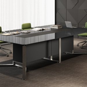 Top access in alluminio con prese elettriche aperto su un tavolo I-Meet