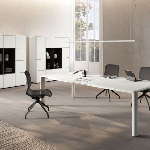 Mobili monolitici Iulio con ante push-open e libreria reversibile