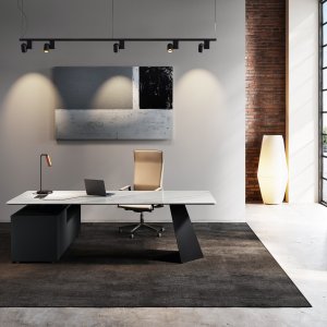Dettaglio del piano in ceramica Nero Desirè sulla scrivania direzionale Monolith