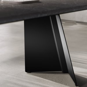 Tavolino Monolith con piano in ceramica Calacatta e gambe a V nere