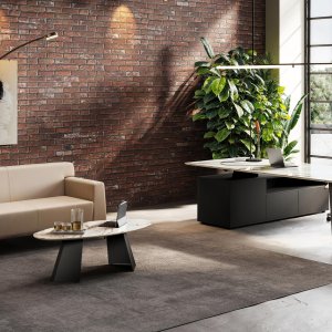 Scrivania direzionale Monolith Las Mobili con piano in ceramica Calacatta Bianco e gambe a V in acciaio