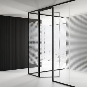 Pareti divisorie vetrate Mood di Las Mobili in un open space luminoso