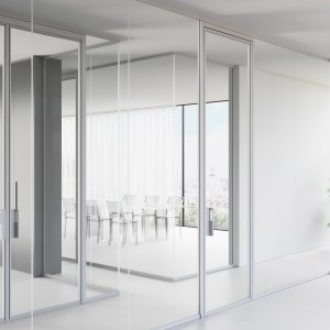 Porta scorrevole esterna in vetro del sistema Mood con binario a scomparsa
