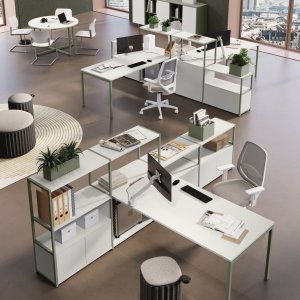 Sistema di scrivanie operative Sigma di Las Mobili con workstation bench su gambe metalliche quadre