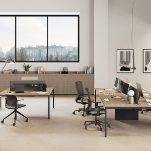Scrivania semi-direzionale Sigma montata sul mobile di servizio strutturale