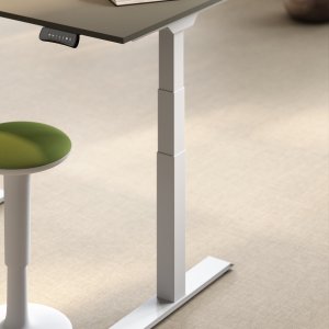 Pulsantiera COMFORT con funzioni memory su una scrivania UP Plus