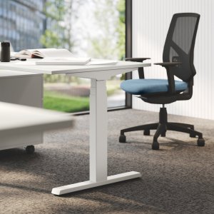 Open space arredato con postazioni sit-stand UP di Las Mobili