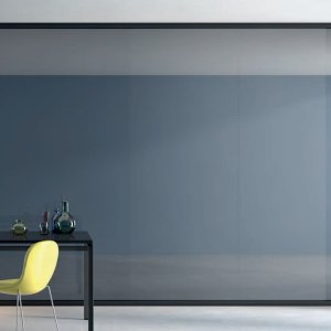 Parete Simple Bold che combina cristallo e pannelli in legno
