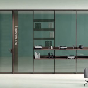 Colonnina free-standing accanto a una parete Simple Bold