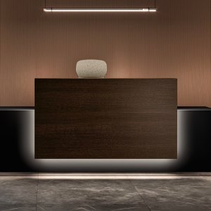 Bancone reception Lux di Bralco con luce LED perimetrale accesa
