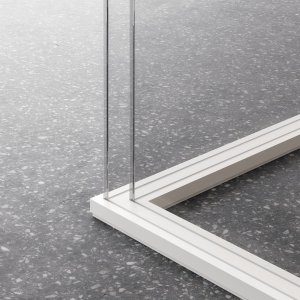 Pellicola semitrasparente color fumo sul vetro della parete M2 nel sistema Quadrifoglio