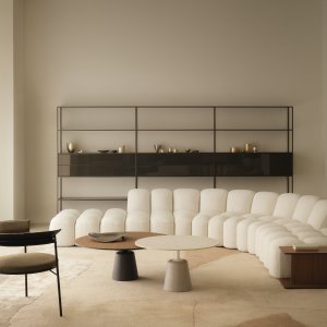 Pouf curvo Array accostato ai moduli con schienale