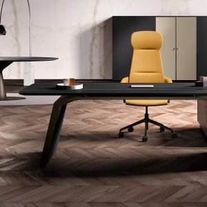 Scrivania Metar in rovere tabacco con madia coordinata