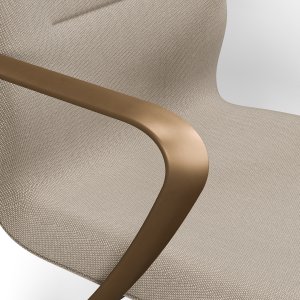 Synua di Milani dietro una scrivania direzionale in un ufficio italiano