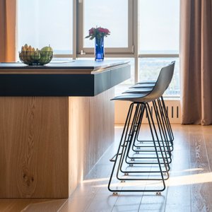 Famiglia Miunn con sedia e sgabello nello stesso ambiente