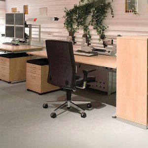 Vista frontale di mr.24 in pelle nera con supporto cervicale cromato e base lucidata