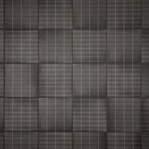 Parete bagno in gres Aurore Charcoal Grid L di Mutina con posa a scacchiera