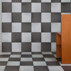 Aurore Light Grey Grid S e Grid L su parete di un bagno direzionale