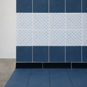 Bagno con pavimento e parete in Dintorni di Inga Sempé