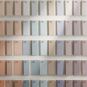 Ceramica di design Otto Mutina in Nebbia in un bagno direzionale