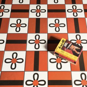 Piastrella decorata Kite Black, disegno a mano di Nathalie Du Pasquier per Mutina