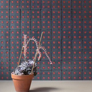 Parete Bloc Blue Glossy con cilindri Tube rossi nei fori