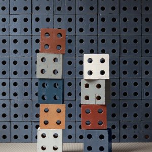 Torri di blocchi Bloc colorati davanti a parete Bloc Blue
