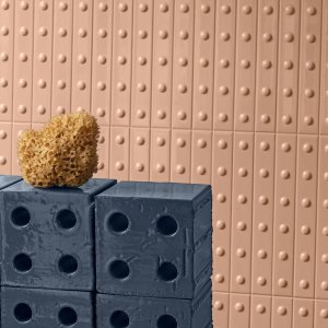Parete rivestita con listelli ceramici Punto di Mutina, texture in rilievo