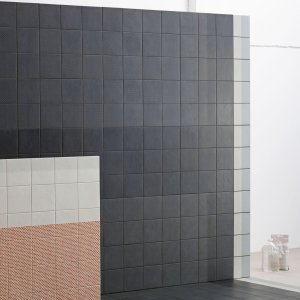 Piastrella Base Black della collezione Tape di Mutina