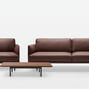 Pouf New York di Quinti da 100 per 80 cm accanto al divano