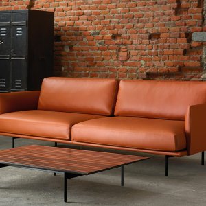 Divano New York di Quinti a due posti in pelle cognac su gambe in tubolare nero