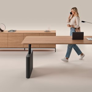 Otto+ di Martex, scrivania direzionale in Rovere Caffè con gambe Round