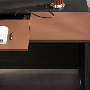 Formelle in ecopelle inserite nel piano della scrivania Ono di Frezza