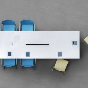 Tavolo riunioni Arki-Table di Pedrali con gambe a cavalletto in acciaio e piano in stratificato
