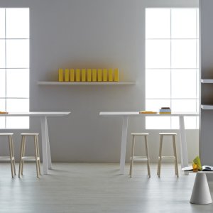 Dettaglio del cavalletto in tubo d'acciaio 80×40 mm di Arki-Table Pedrali