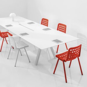 Sala riunioni con Arki-Table 360×120 cm e sedie intorno