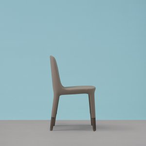 Poltroncina Ester 690 vista di tre quarti con rivestimento in tessuto