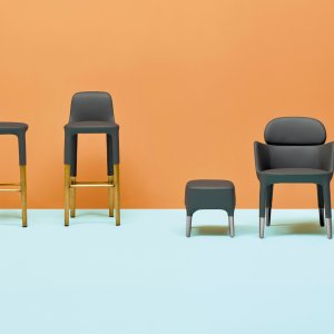 Poltroncina Ester 690 di Pedrali con braccioli e gambe in alluminio pressofuso