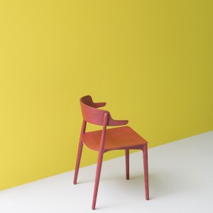 I braccioli che passano sotto il piano del tavolo