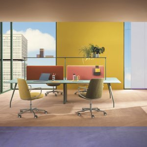 Rizz Workstation da sei metri per otto postazioni con colonna centrale in acciaio