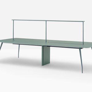 Tavolo outdoor Rizz di Pedrali con stratificato per esterno su una terrazza