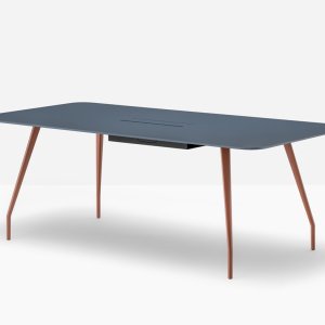 Rizz Office con canalina CC60 aperta e coperchio nello stesso stratificato del piano